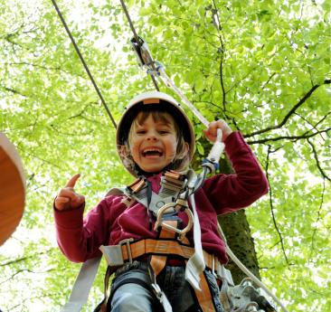 Un bambino che sta arrampicando