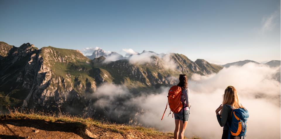 Zwei Frauen in den Bergen