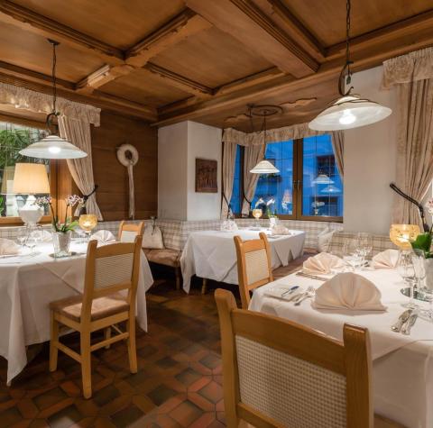 Mehrere festlich gedeckte Tische