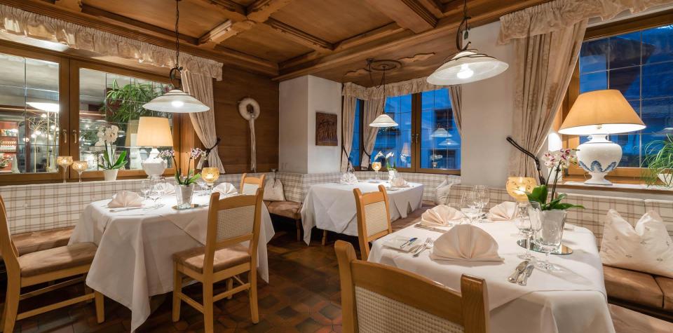 Mehrere festlich gedeckte Tische