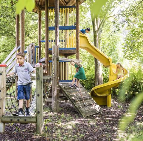 Bambini al parco giochi