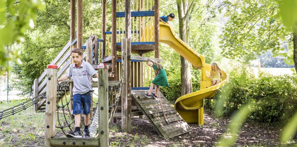 Bambini al parco giochi