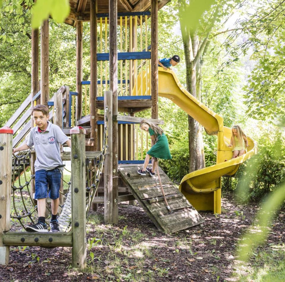 Bambini al parco giochi