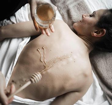 Una donna riceve un trattamento benessere