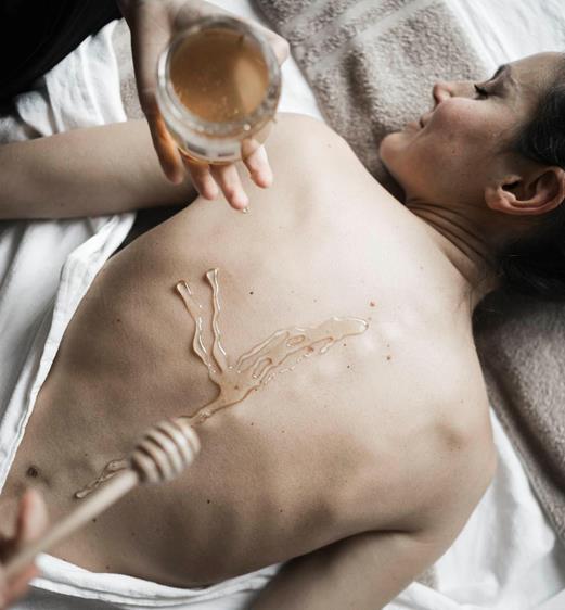 Eine Frau erhält eine Wellnessbehandlung