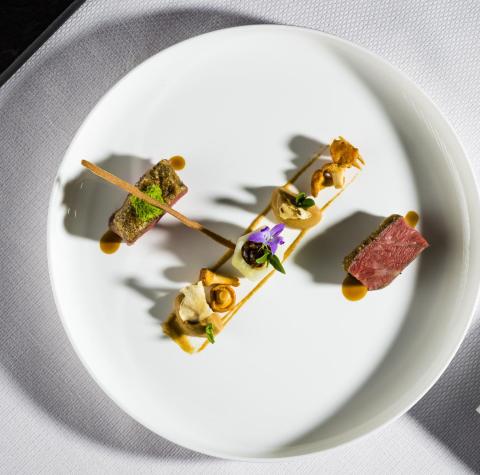 Un piatto servito con eleganza