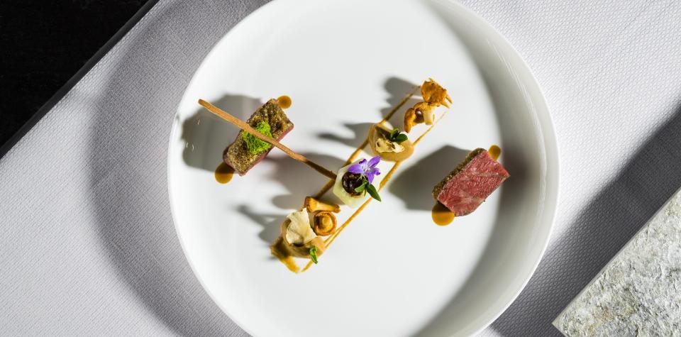 Un piatto servito con eleganza