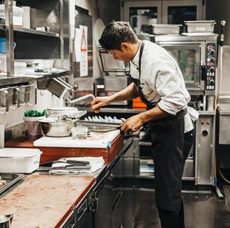 Peter Girtler prepara un piatto