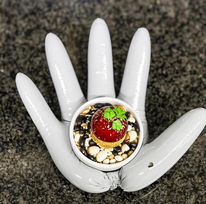 Ein kunstvoll angerichtetes Gericht