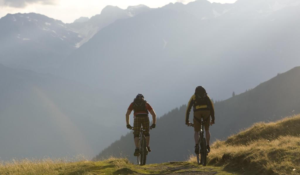 Due uomini con le loro biciclette su una pista da downhill