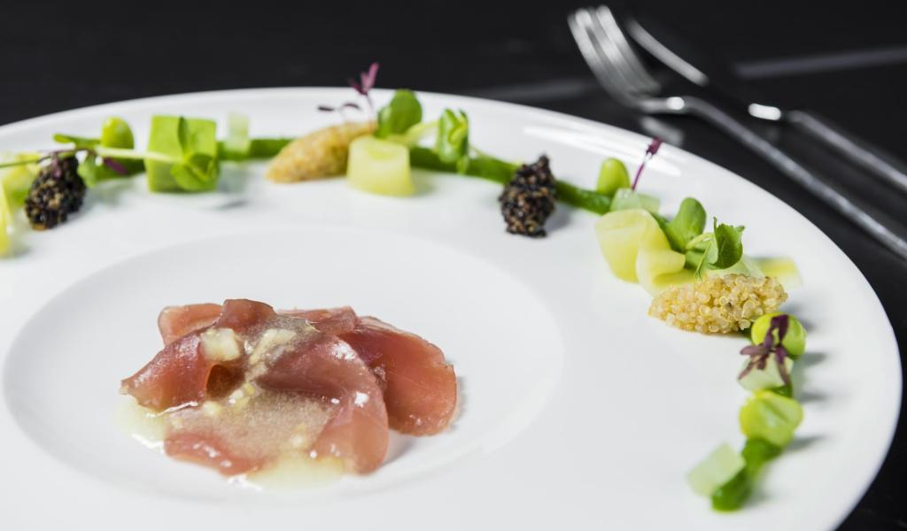 Un piatto elegantemente impiattato