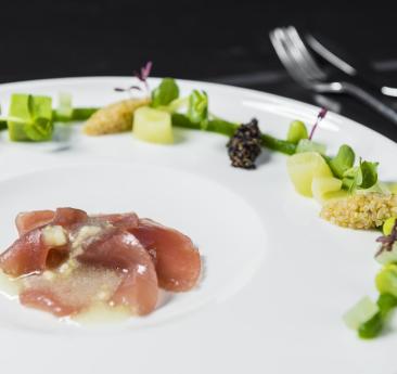 Un piatto elegantemente impiattato