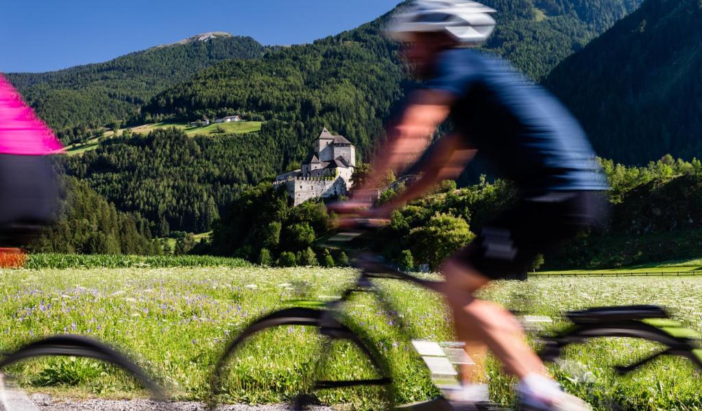 Un uomo e una donna con le biciclette su una pista ciclabile