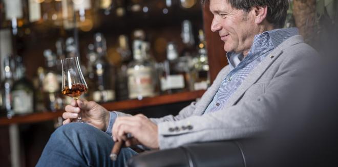 Un uomo beve un liquore presso l'Hotel Stafler