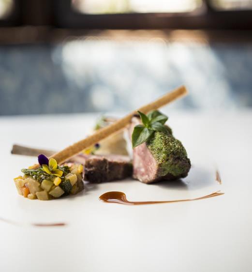 Un piatto impiattato con arte