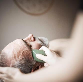 Ein Mann bekommt eine Massage