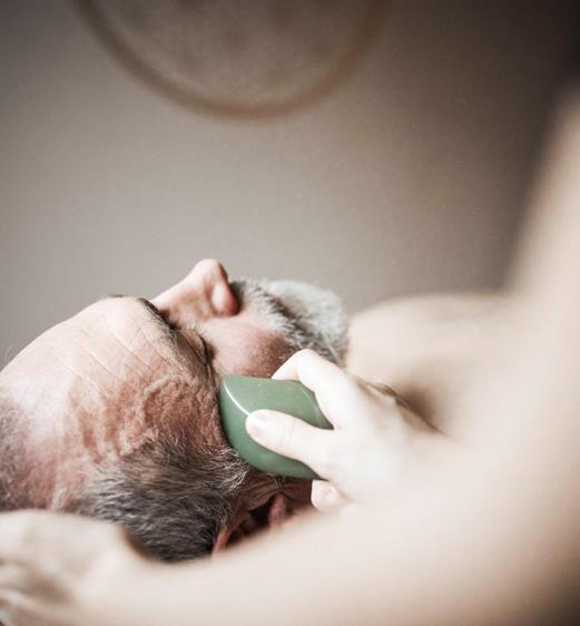 Ein Mann bekommt eine Massage