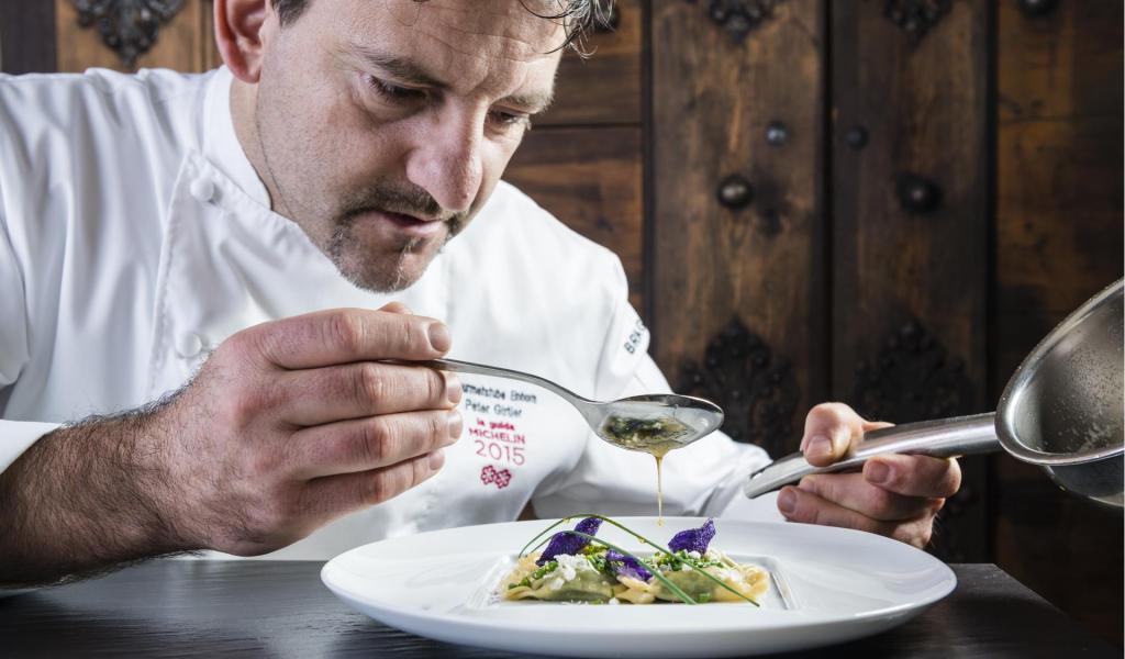 Peter Girtler bereitet ein Gericht zu