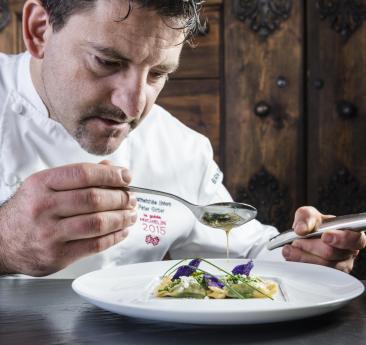 Peter Girtler prepara un piatto