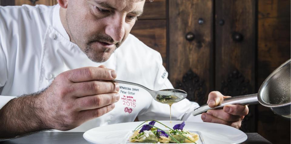Peter Girtler prepara un piatto