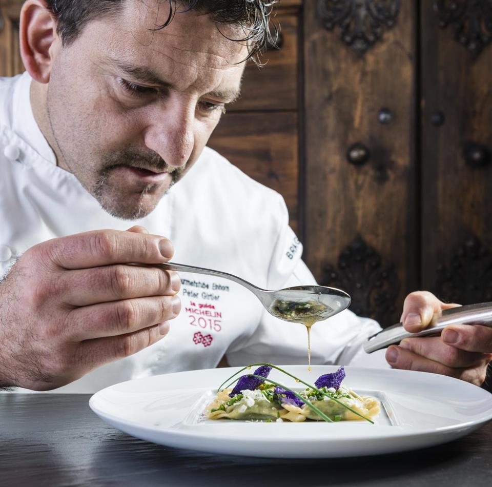 Peter Girtler prepara un piatto