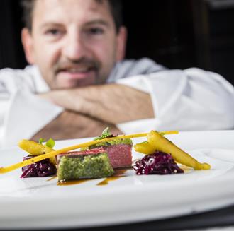 Peter Girtler prepara un piatto