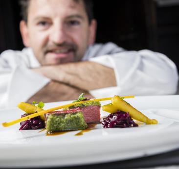 Peter Girtler prepara un piatto