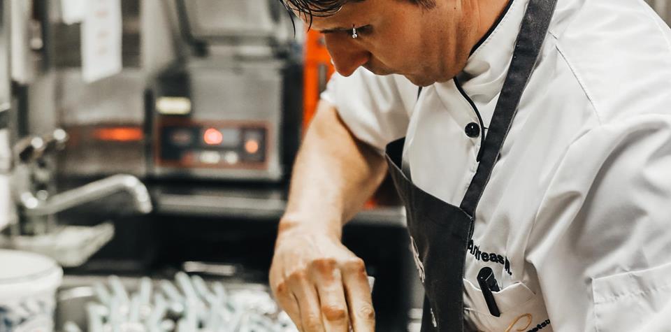 Un cuoco prepara un piatto