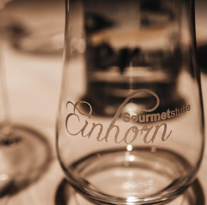 Glas mit Schriftzug Gourmetstube Einhorn