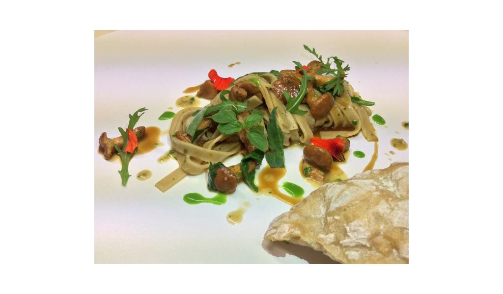 Tagliolini allo Schüttelbrot con finferli