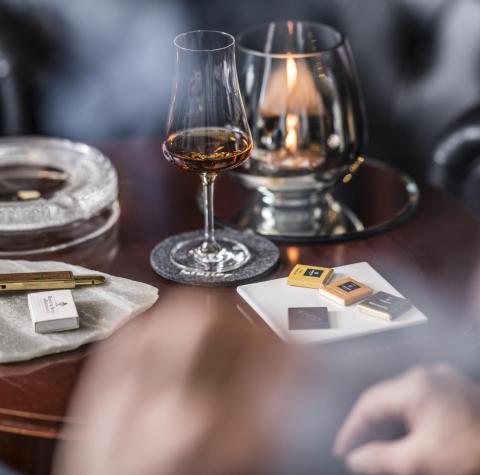 Rum mit drei kleinen Tafeln Schokolade