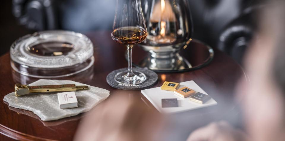 Rum mit drei kleinen Tafeln Schokolade