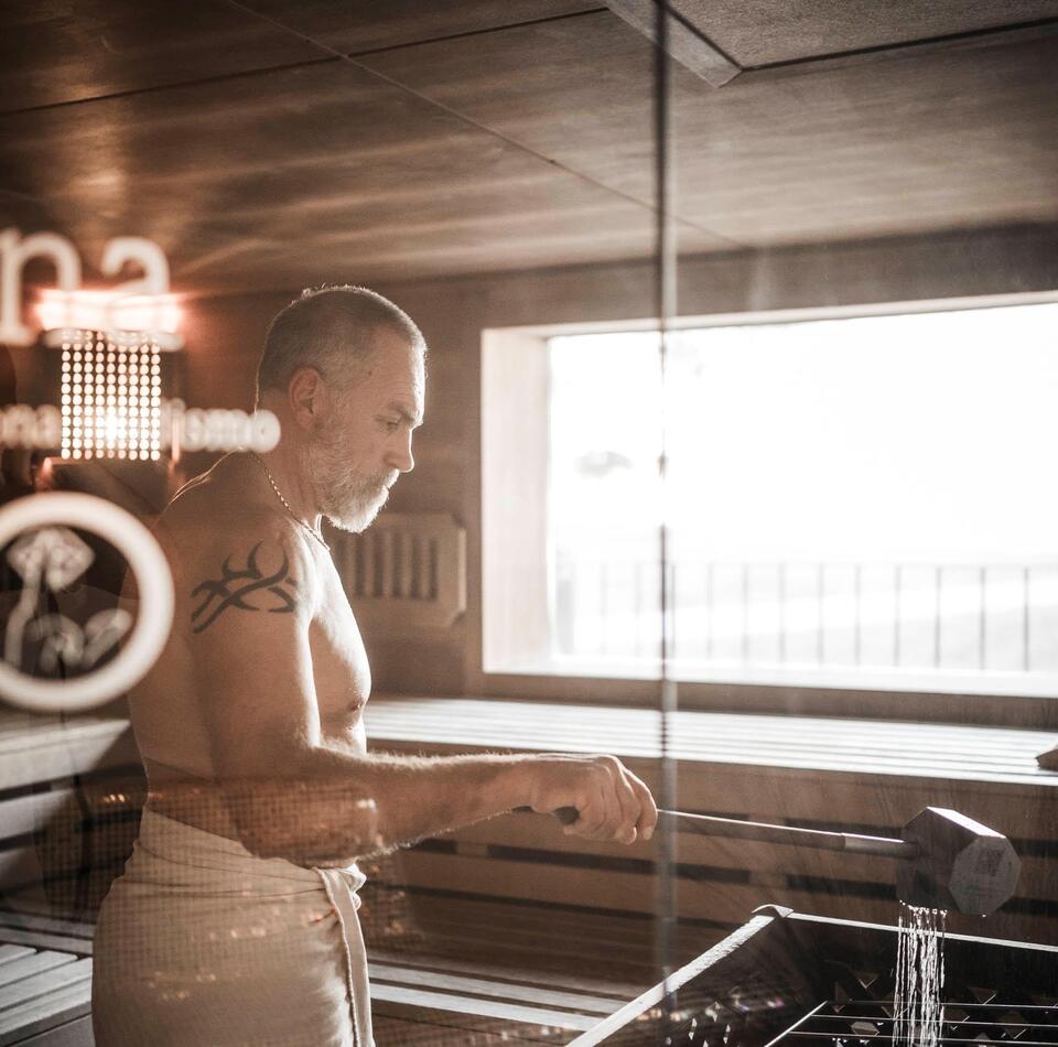 Un uomo in una sauna finlandese