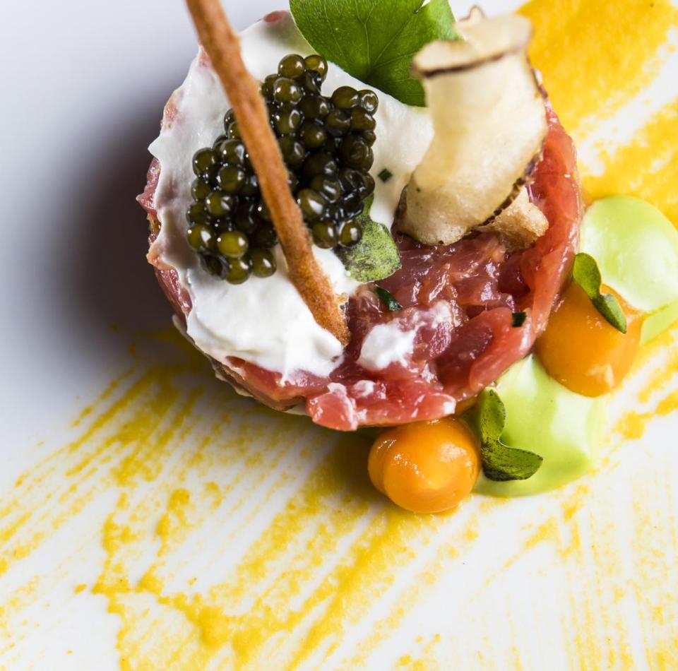 Un piatto elegantemente impiattato