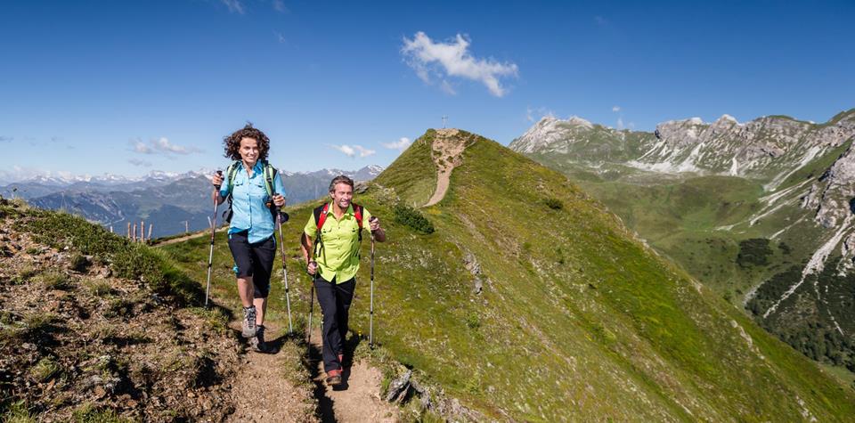 Ein Mann und eine Frau beim Wandern