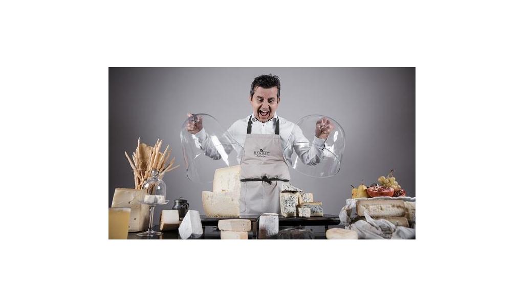 Einen Käsesommelier mit verschiedene Käsesorten