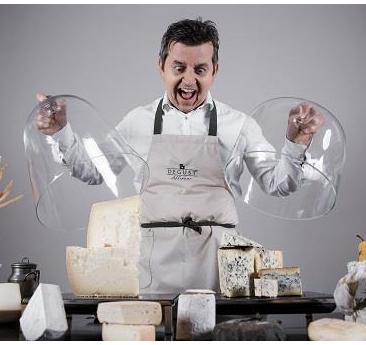 Un sommelier del formaggio che presenta una selezione di formaggi pregiati