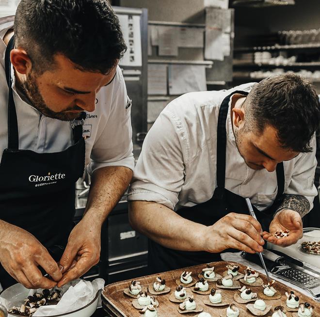 Due chef preparano dei piatti