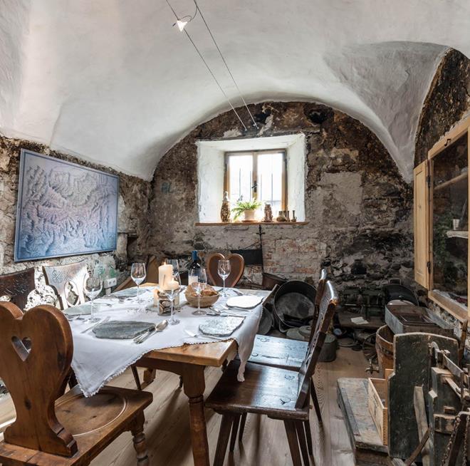 Una tavola apparecchiata nella Casa del Mercante