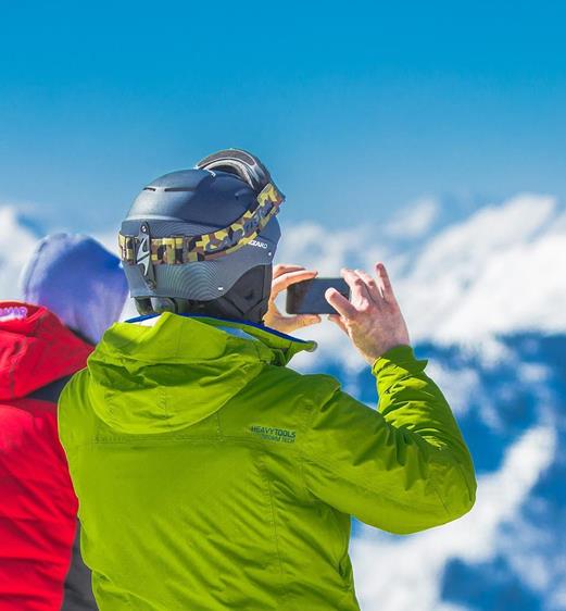 Una donna e un uomo scattano una foto delle montagne