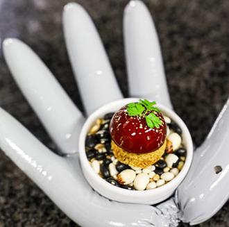 Ein Koch bereitet Gerichte zu