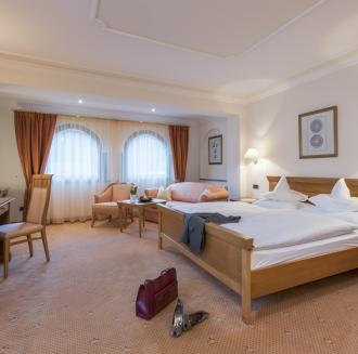 hotel-stafler-juniorsuite-bett-niederkofler