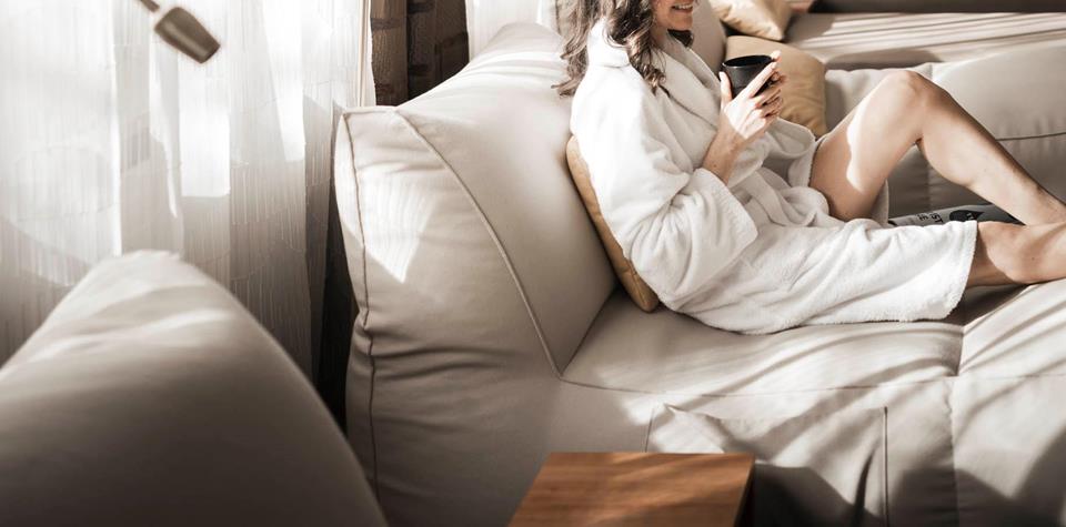 Una donna è sdraiata su una chaise longue nella sala relax