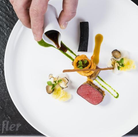 Ein elegant serviertes Gericht