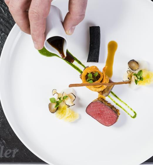 Un piatto servito con eleganza