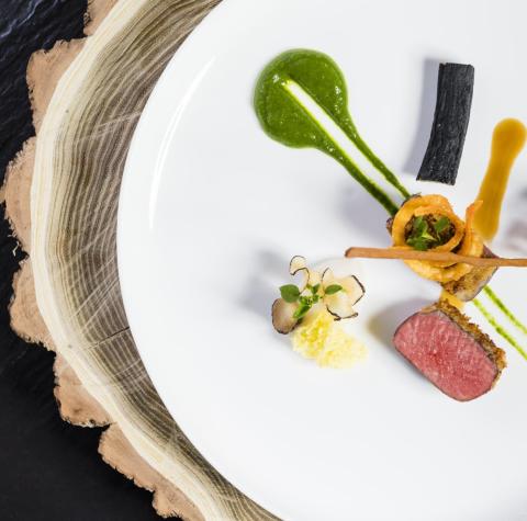 Ein elegant serviertes Gericht