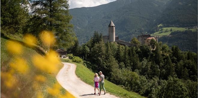 Due escursionisti sono in cammino verso Castel Tasso