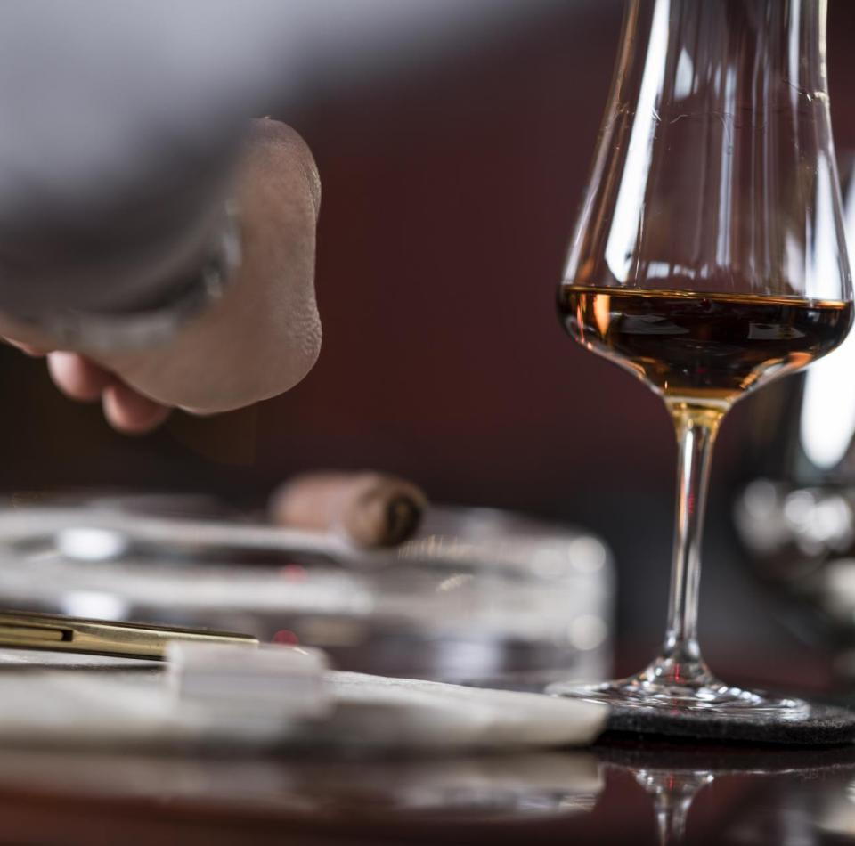 Ein Glas mit einem Likör