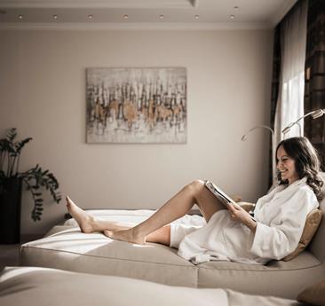 Una donna è sdraiata su una chaise longue nella sala relax