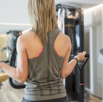 Eine Frau im Fitnessraum